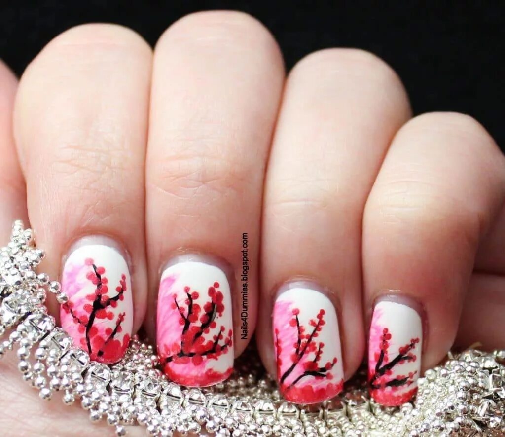 Сакура дизайн. Сакура на ногтях. Ногти в японском стиле. Маникюр Сакура на ногтях. Цветы Сакуры на ногтях.