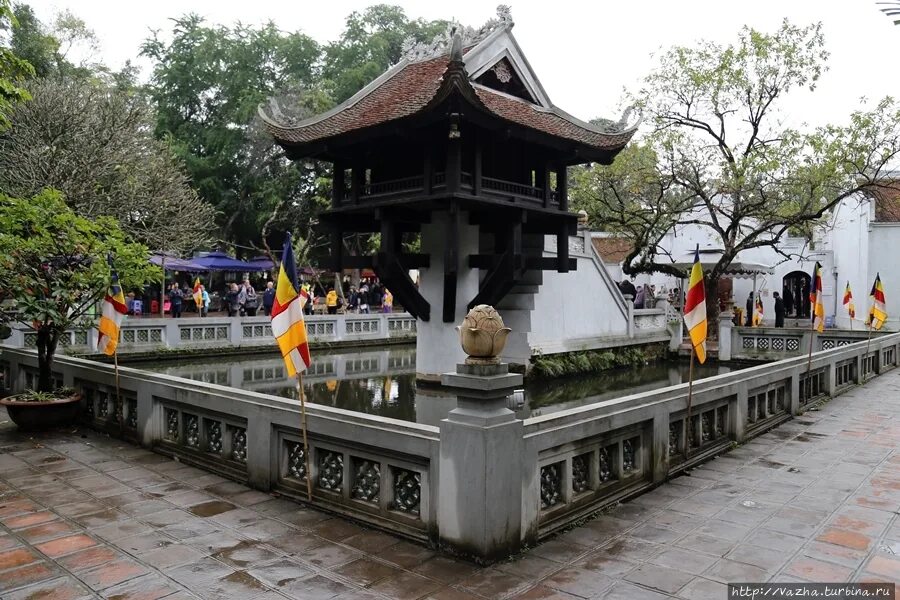 Храм хранительницы Ханоя. Православный храм в Ханое. Вьетнам Ханой монастырь с колоколом. Пагода на одном столбе.
