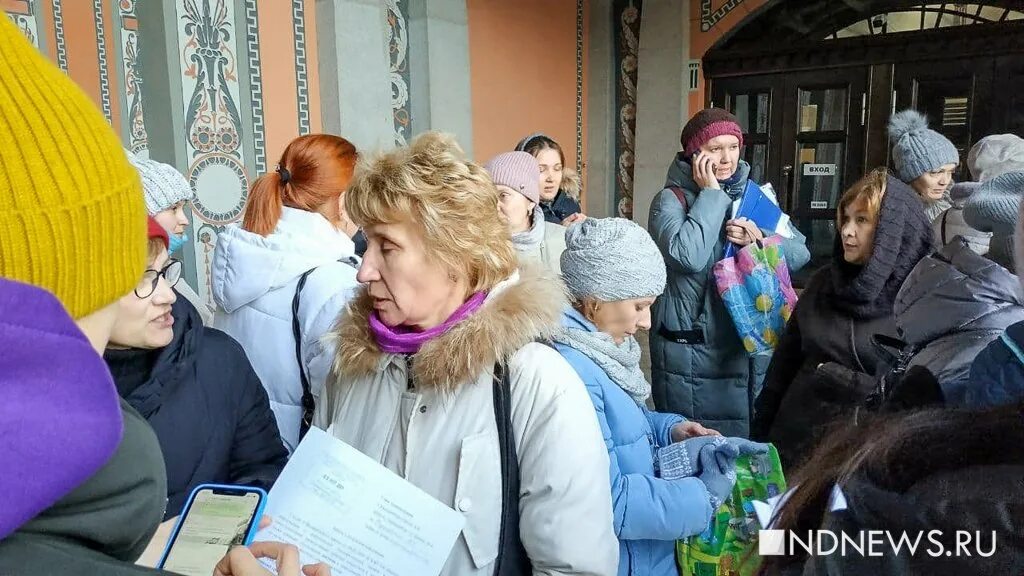 Школа родителей екатеринбург. Горожане Екатеринбург. Акция читающий чиновник.