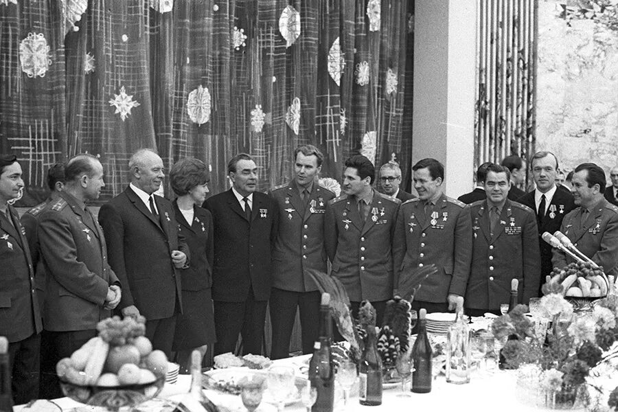 Первая награда гагарина после полета в космос. Брежнев награждает Гагарина. Брежнев, Гагарин, Сукарно. Брежнев Гагарин Хрущев.