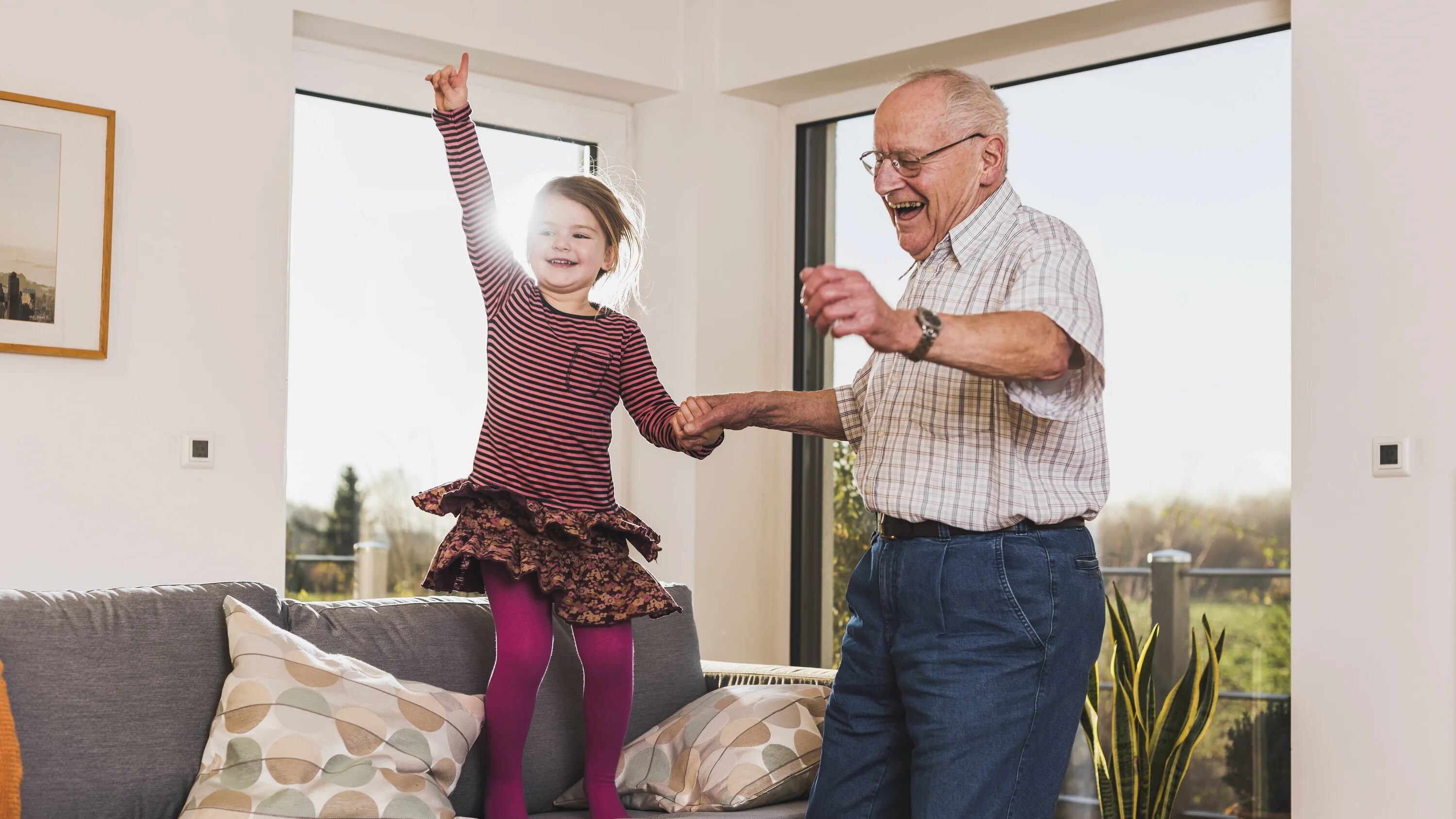 Daughter grandfather. Дедушка и внучка. Дедушка внучку.