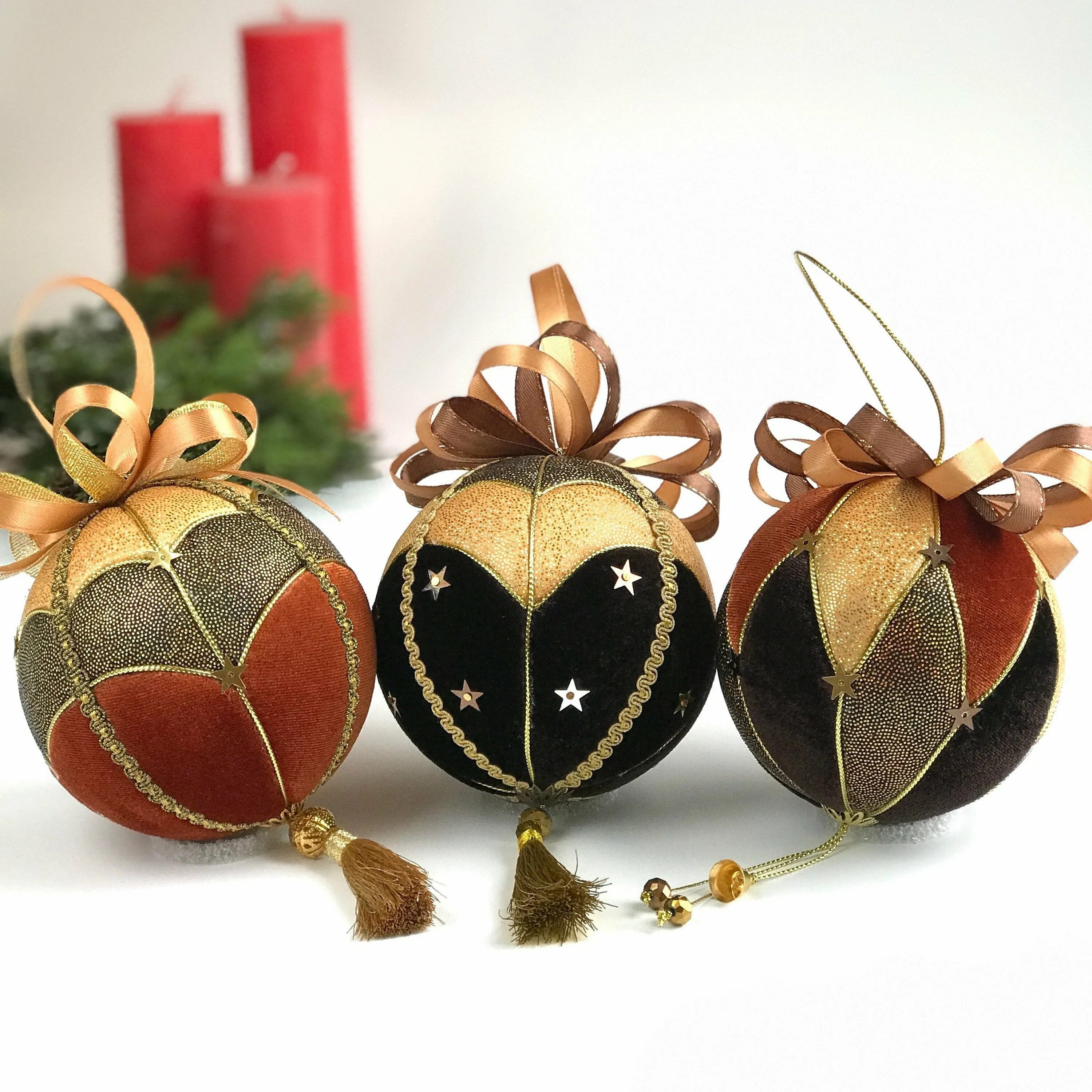 Новогодние игрушки расшитые бисером. Новогодние игрушки. Бархатные елочные шары. Новогодние шары в бархате. Новогодние игрушки из бархата.