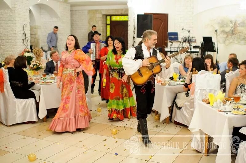 цыганское застолье. текст песни по ресторанам. цыганка поет. а в ресторане а там цыгане. цыганский ресторан.