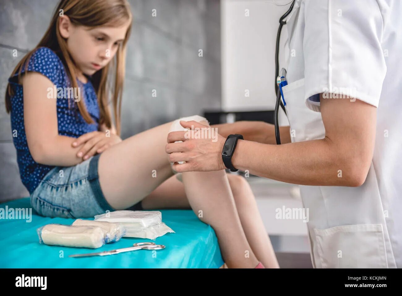 Girl medical exam. Медосмотр стетоскопом. Врач слушает сердце. Girl medical exam. Врач прослушивает девочку.