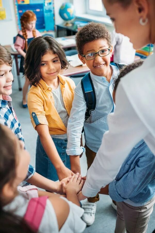 The teacher made the pupils. Качественное образование картинки. Арт школьники делают фото. Teacher and pupil. Classroom pupils.