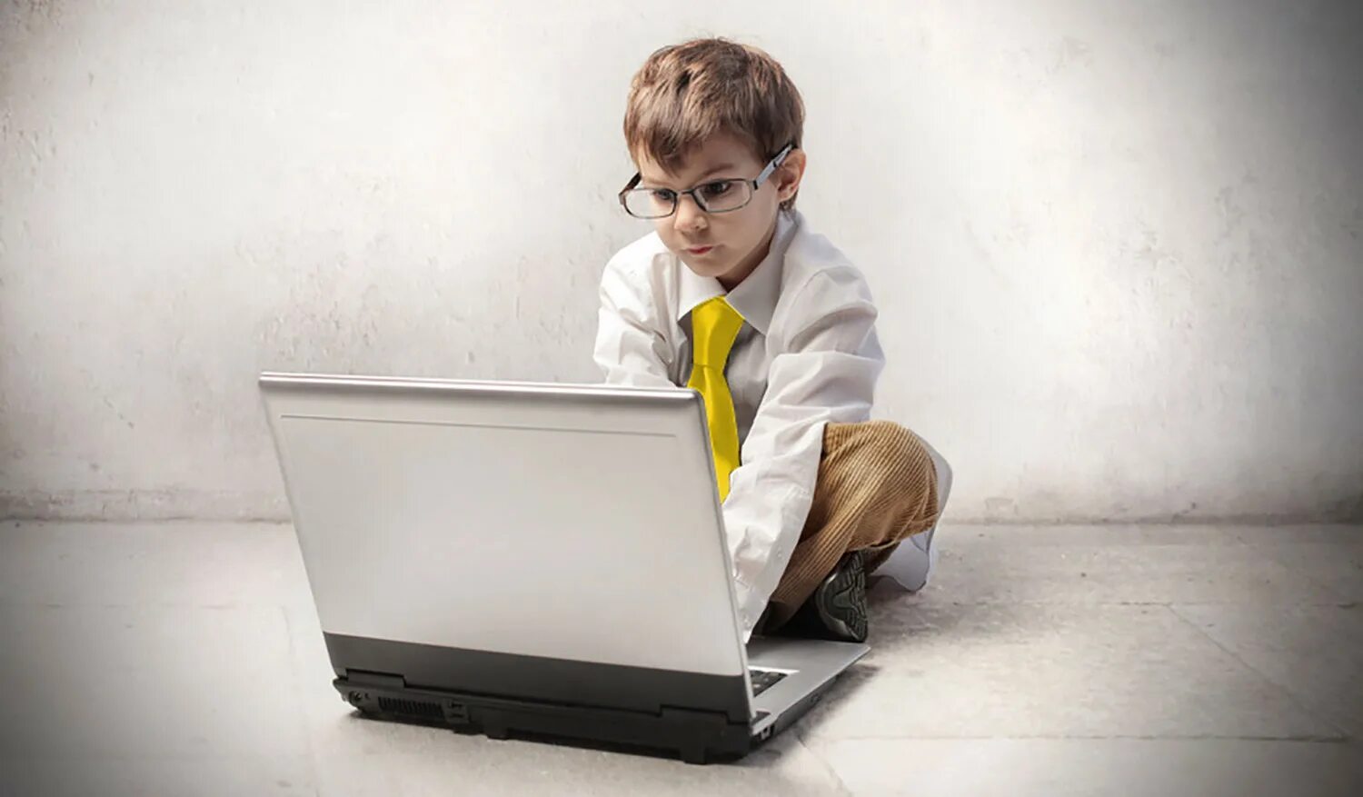 Ребенок за компом. Компьютер для школьника. Мальчик с компьютером. Ребенок за компьютером.