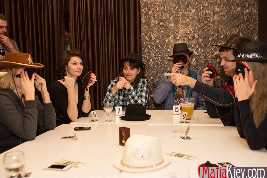 Можно поиграть в мафию. Интеллектуальная игра мафия. Мафия профессиональная игра. Игра мафия. Игра мафия.