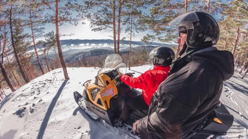 Тур на снегоходах красноярск. Тур на снегоходах красноярск. Усть мана. Красноярское море снегоходы. Катание на снегоходах красноярск.