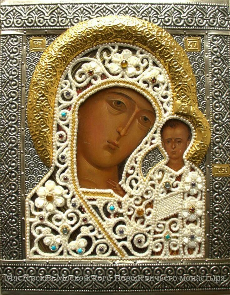 Казанская икона найденная. Казанская икона божией матери. икона казанская богоматерь. тихвинская икона божией матери риза жемчуг. старинная казанская икона божией матери в ризе.