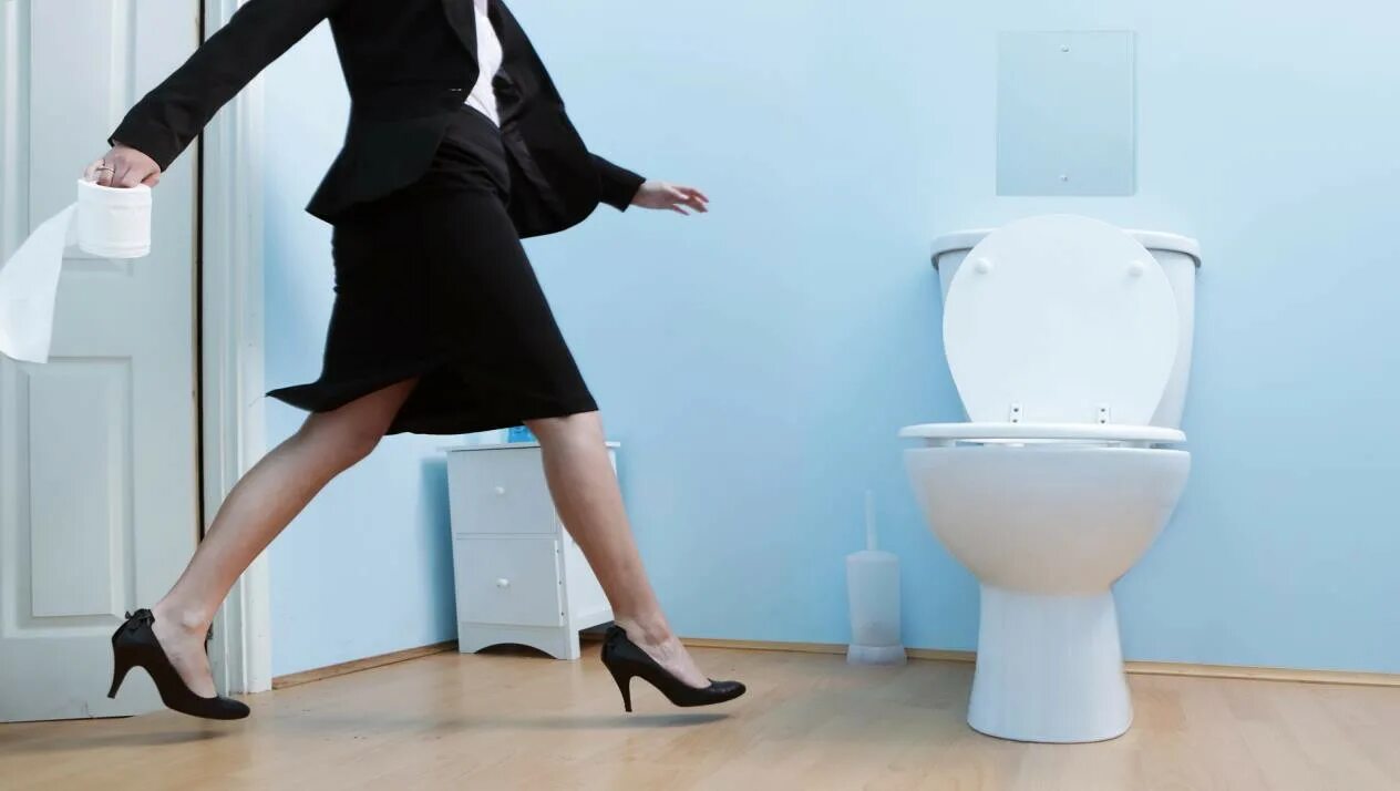 Поносик при беременности. Женщина в туалете по большому. Женщины ходя в туалет. Женщина в уборной. Женщины ходя в туалет.