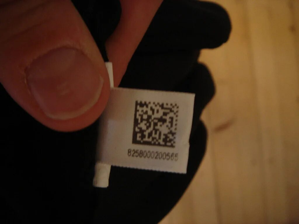 Проверить qr код чека на подлинность. Qr code adidas. qr код на кроссовке. qr на адидас. qr код на кроссовках адидас.