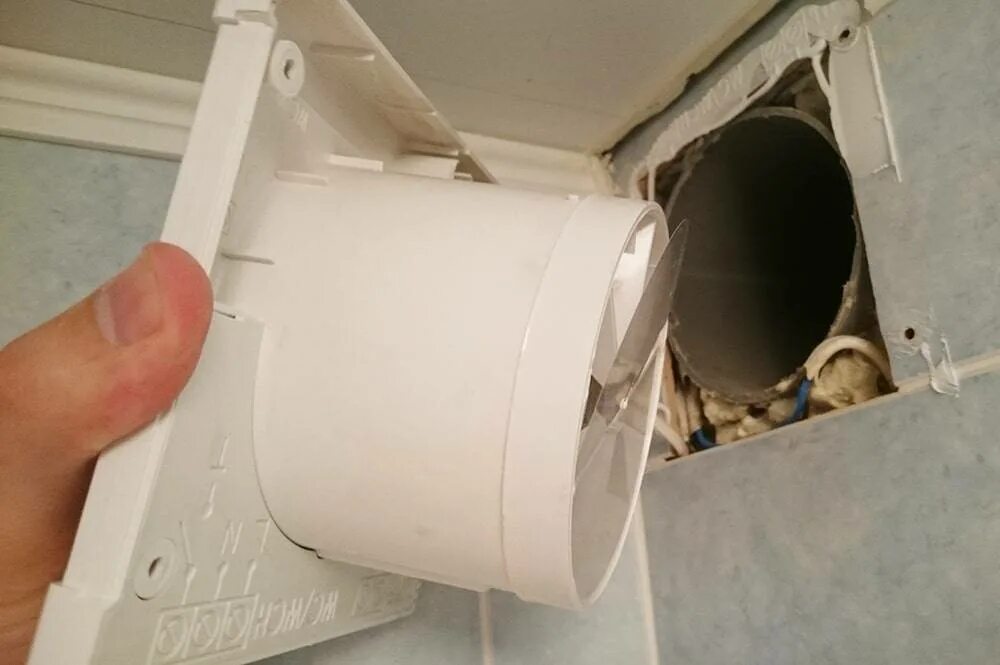 Чистка вентилятора Вентс для вытяжки в ванной. Вытяжной вентилятор в вентиляционной Шахты. Вытяжка 100мм канальный с клапаном обратной тяги. Вентиляция в туалете.