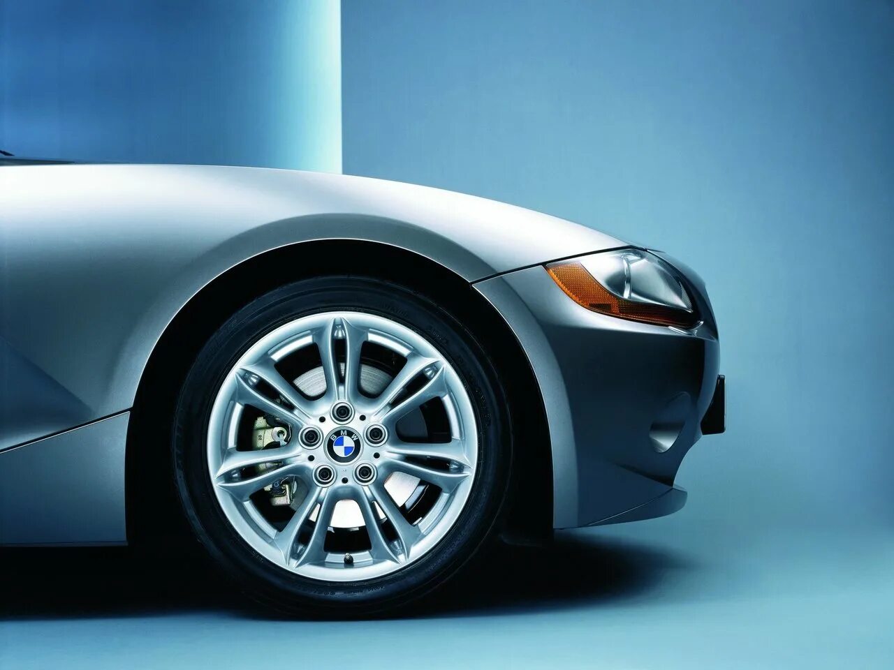 У легкового автомобиля 4 колеса. BMW z4 Wheels. Колесо машины. Колесо легкового автомобиля. Машинное колесо.