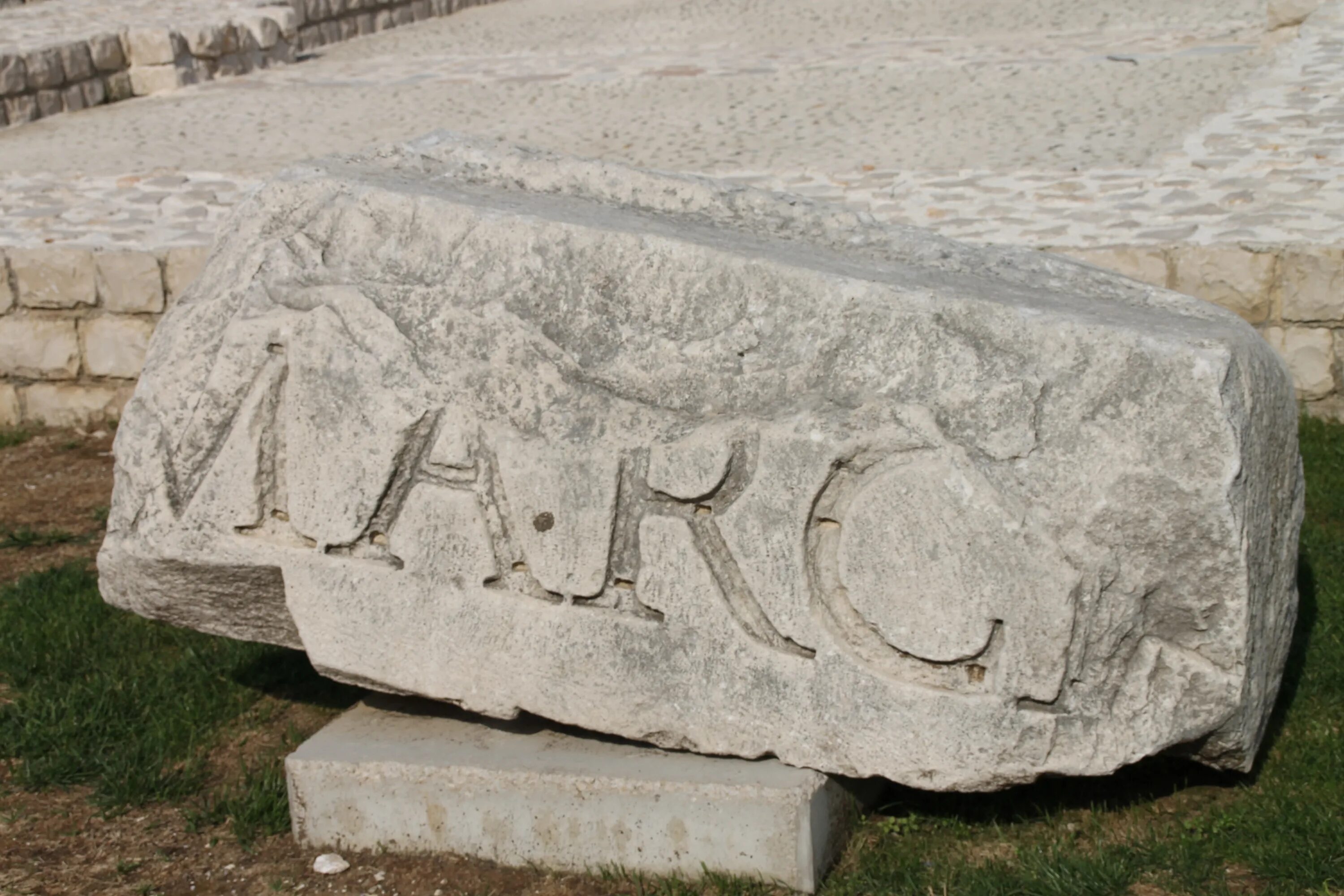 Monument stone. Камни на букву а. Древние камни. Старые каменные памятники. Римские надгробия.