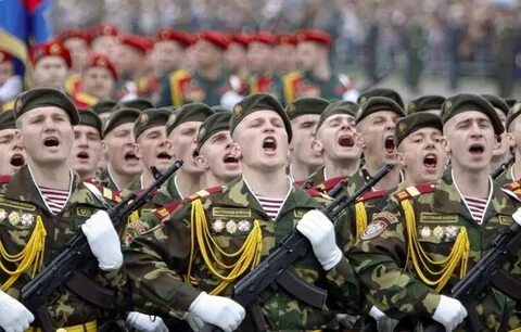 Строй поет