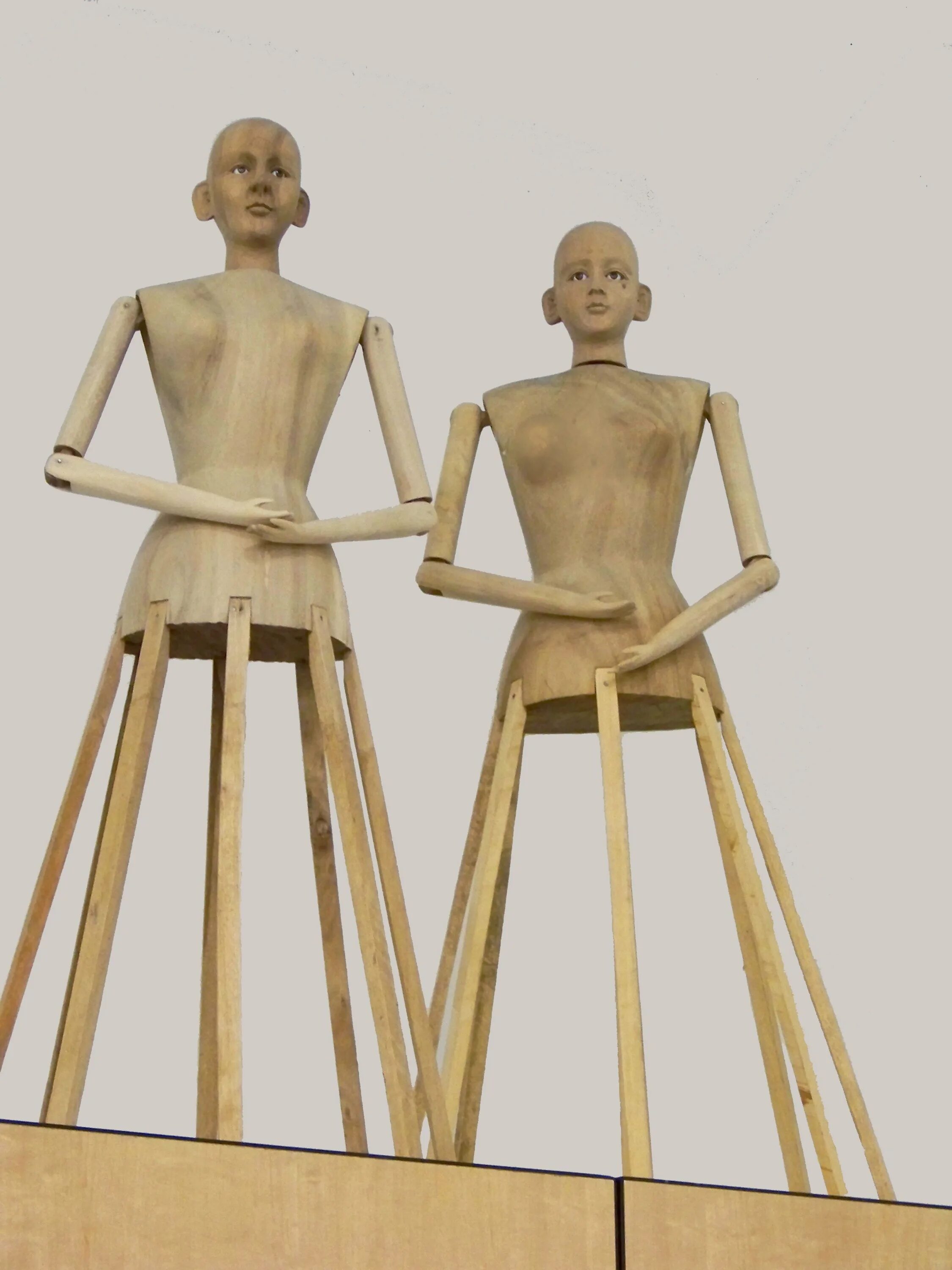 Wooden people. Деревянный манекен. Манекен деревянный человек. Деревянный манекен для одежды. Фигурки людей из дерева.