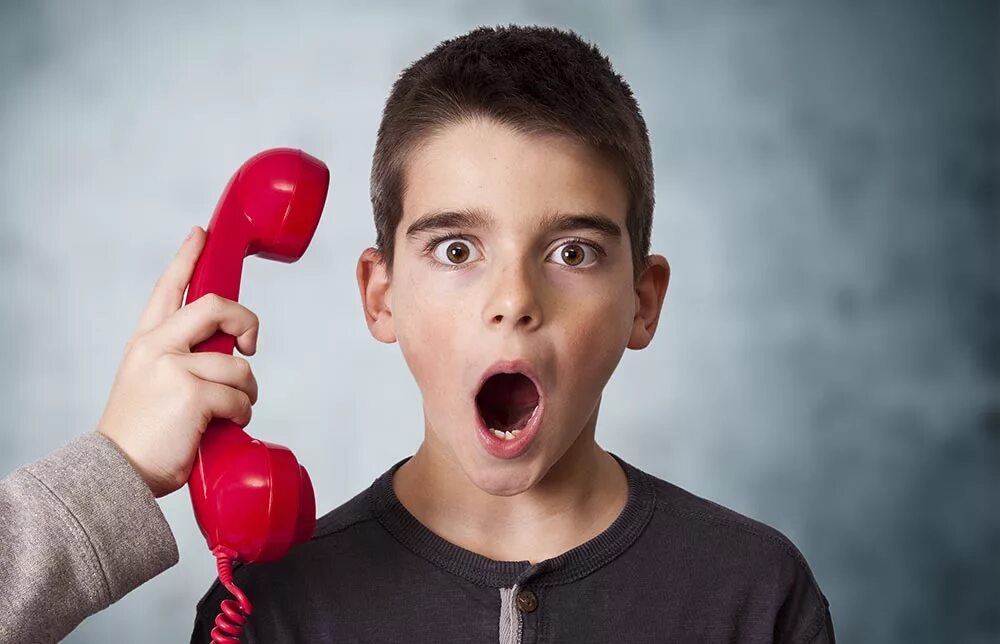 Этикет телефонного разговора. Деловая женщина разговаривает по телефону. Прибор разговора по телефону без помощи рук. Подросток разговаривает по телефону. Правила связанные с телефонами.