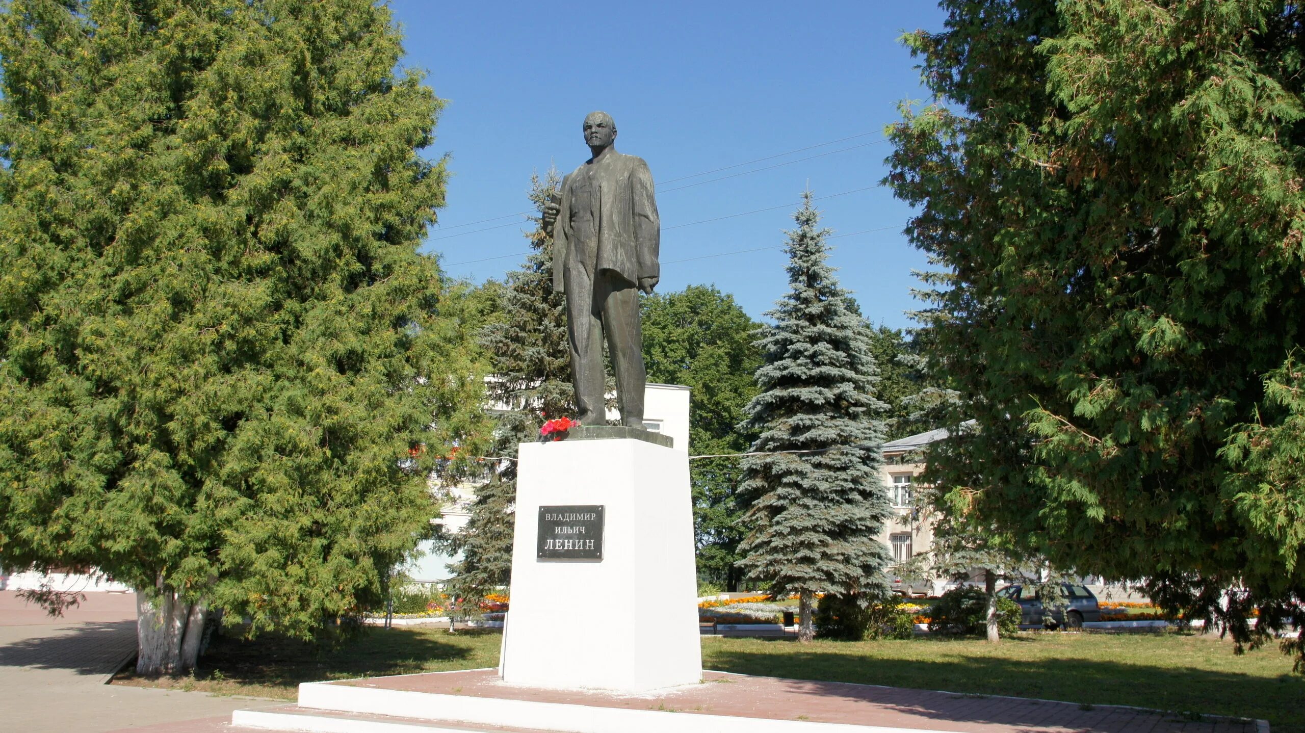 Памятники культуры калужской области. Таруса площадь Ленина. Таруса памятники. Памятник Заболоцкому в Тарусе. Таруса город.