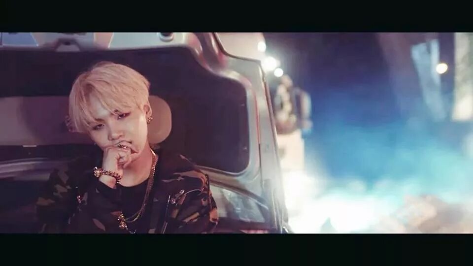 Give it to me edit. Шуга за рулем. Август д give it to me. Машина из д2 Agust d. BTS SGA Agust d.