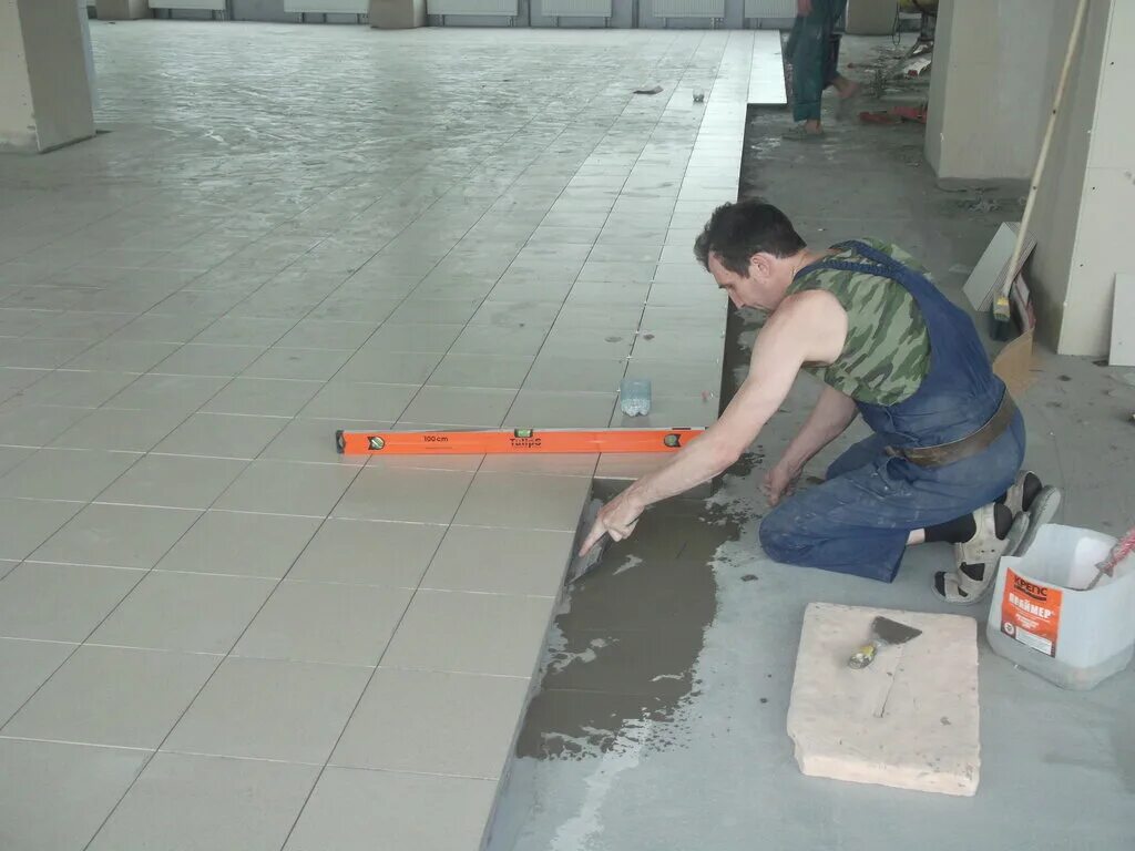 Укладка тротуарной плитки. Самарканд бурчатка. Укладка тротуарной плитки рабочие. Тротуарная плитка сверлить. Укладка плитки бригады.