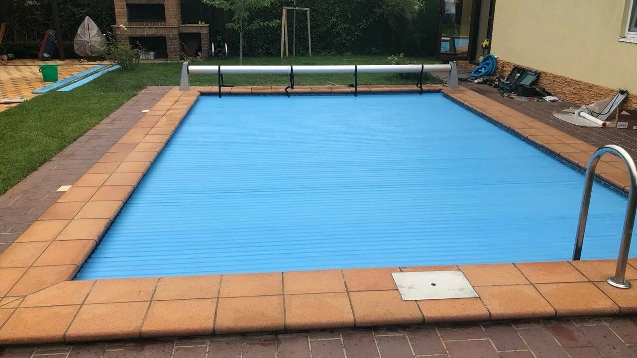 Сдвижная крышка для бассейна. Ролеты для бассейна. Автоматический бассейн. Автоматический бассейн. Терраса с бассейном.