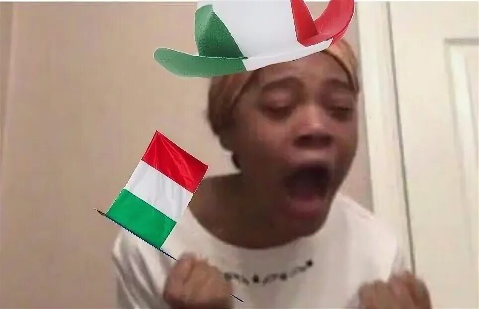 Спинаццола травма евро 2020. Итальянец плачет. Грустный мужчина с телефоном. Леонардо спинаццола 2021. Италия чм 2018.