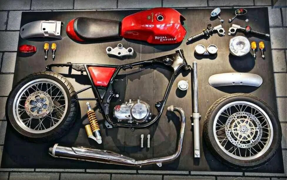 Ремонтная мотоциклов. Детали мотоцикла. Разобранный мотоцикл. Запасные части для мотоциклов. Мотоцикл с аксессуарами.