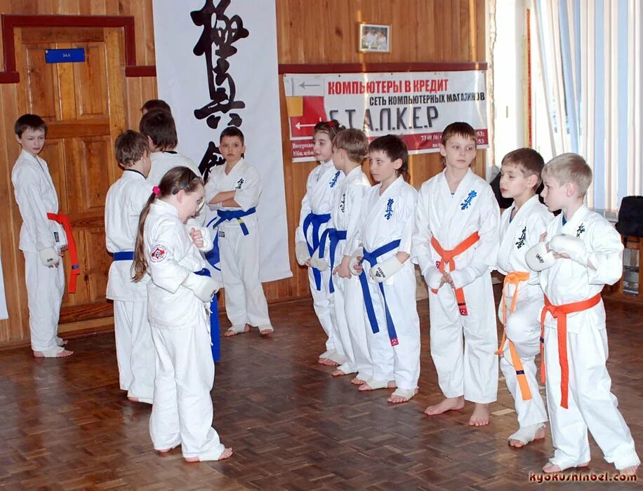 Карате для детей в москве. Школа карате в городе стрежевой 1997г. Тренер карате. Первые соревнования по каратэ. Записаться на карате.