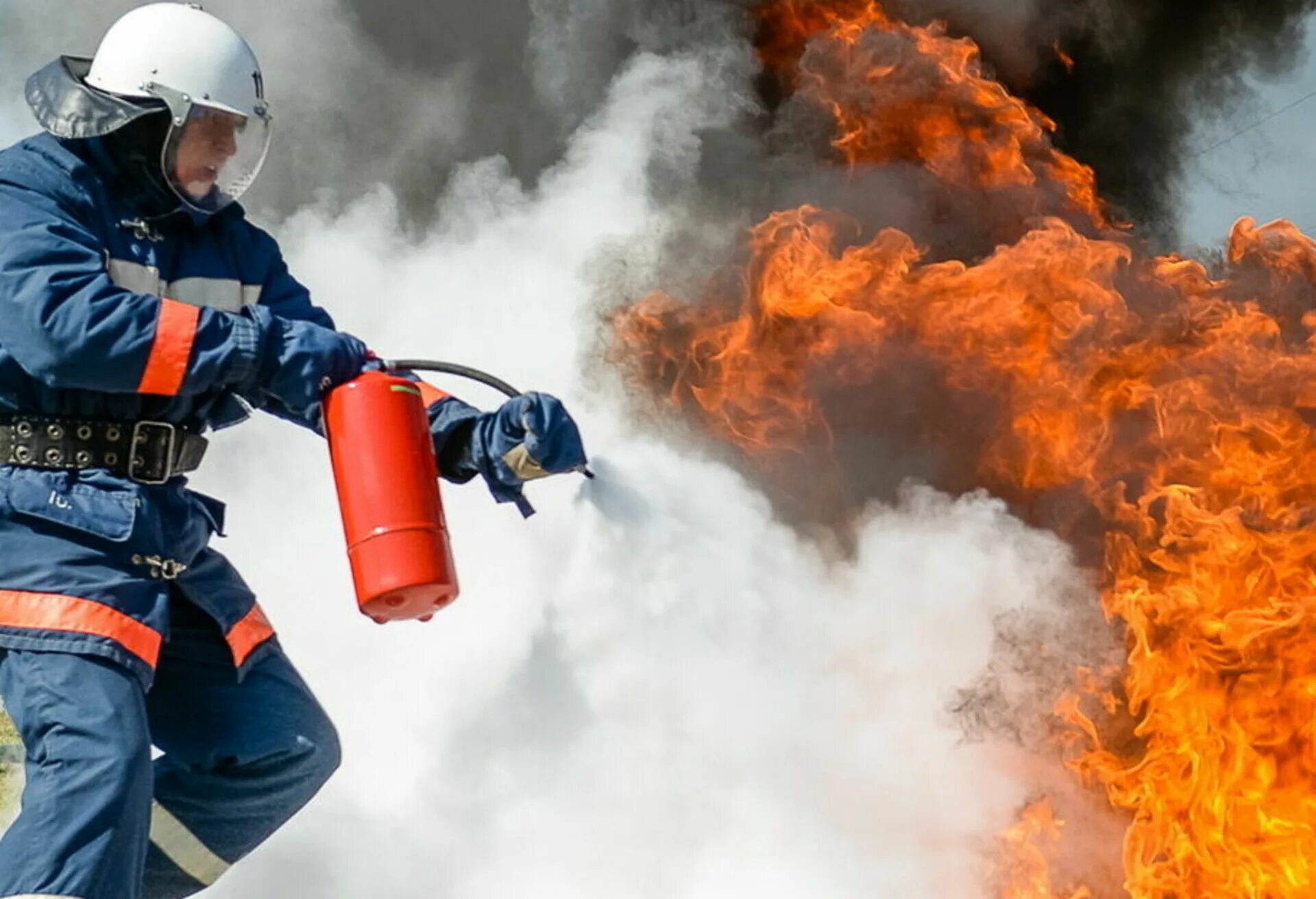 Опасность пожара. Пожары на промышленных объектах. Опасно огонь рисунки. Опасность огня. Знак пожароопасно легковоспламеняющиеся вещества.