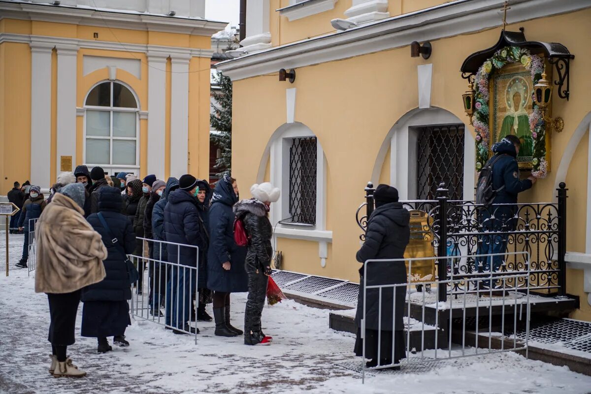 Мощь матрона московская в чебоксарах. Матрона Московская храм на Таганке очередь. Обретение мощей Матроны Московской. Храм Матроны Московской зимой. Покровский монастырь очередь к Матроне на улице.