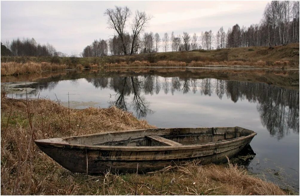 Русская плоскодонка. Старая деревянная лодка. Деревенские лодки. Лодка деревянная старинная. Старая лодка на реке.