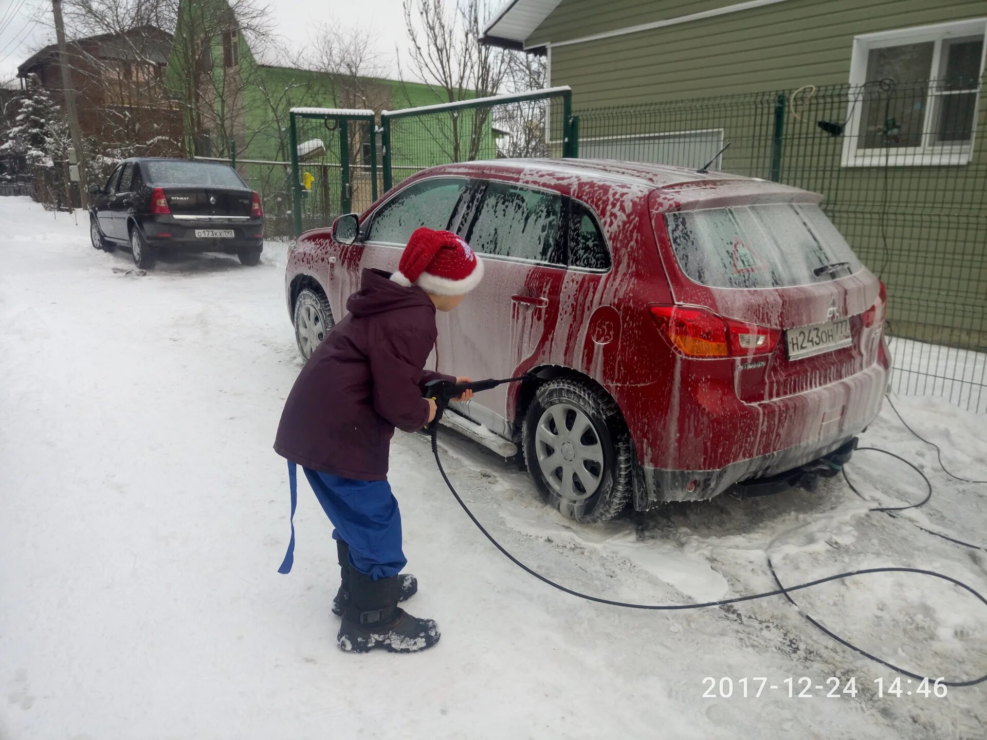 Можно мыть машину в морозы. Мойка авто зимой. Автомобиль на мойке в Мороз. Замерзший автомобиль. Мойка зимняя автомобильная.