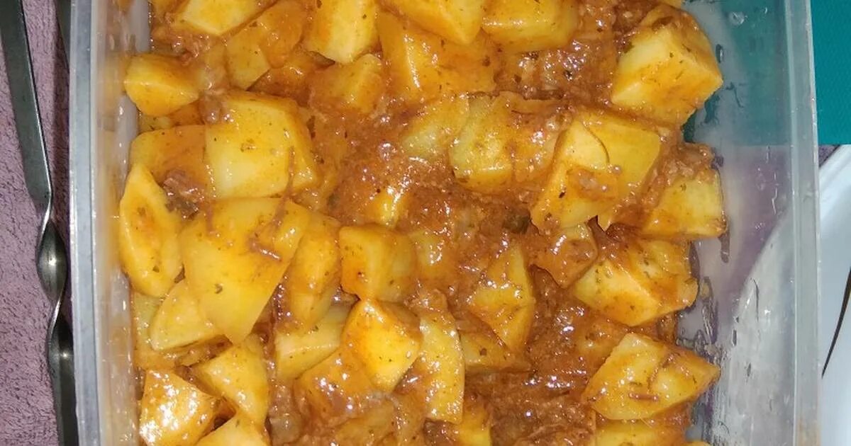 жареная картошка с тушенкой. жареная картошка с тушенкой. картошка с тушенкой в кастрюле. тушёная картошка с тушёнкой. картофель тушеный с тушенкой.