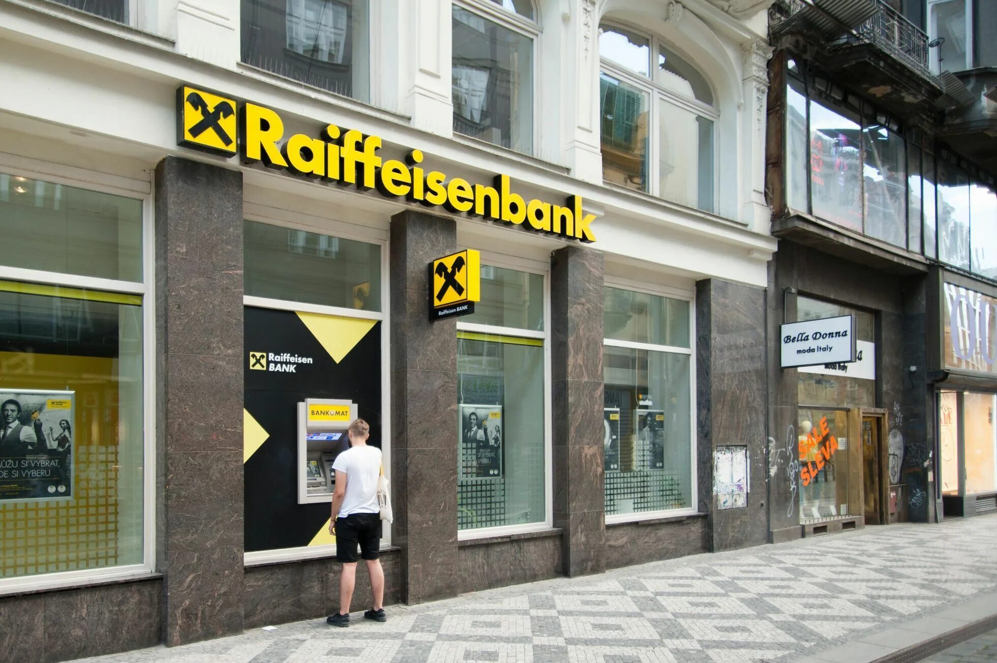 Райффайзен бик. Raiffeisen Bank International. Вена RBI Raiffeisen Bank International. Чехия Raiffeisen. Raiffeisen Bank Serbia.