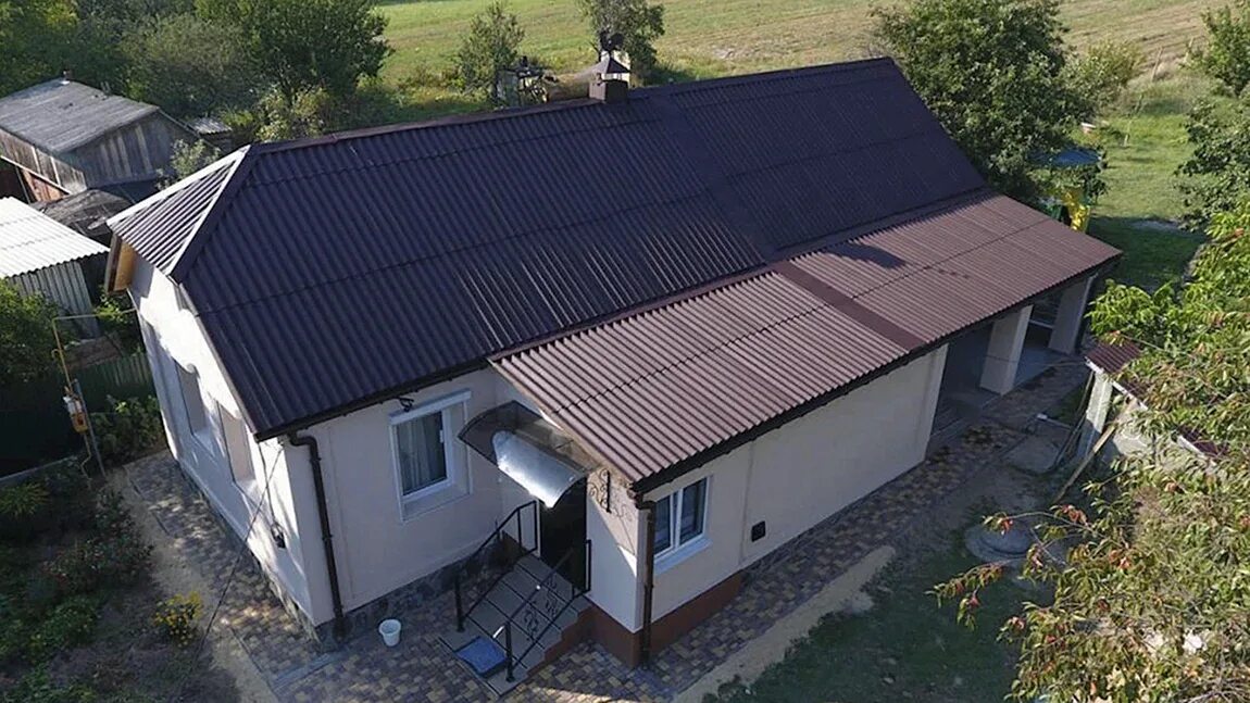Дом с шиферной крышей красивый. Шифер фото домов. Кровля четырехскатная шиферная. Красивая крыша из шифера. Шиффер крыша.