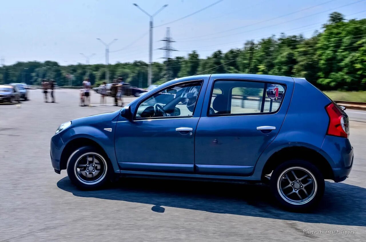 Renault sandero год выпуска. Рено Сандеро 1. Renault Sandero 1 поколение. Рено Сандеро 2. Рено Сандеро 1 поколения.