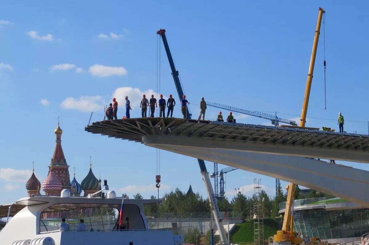 Парк Зарядье мост. Парящий мост в Зарядье. Парк Зарядье аттракцион полет. Конструкция парящего моста в Зарядье. Аттракционы в парке зарядье