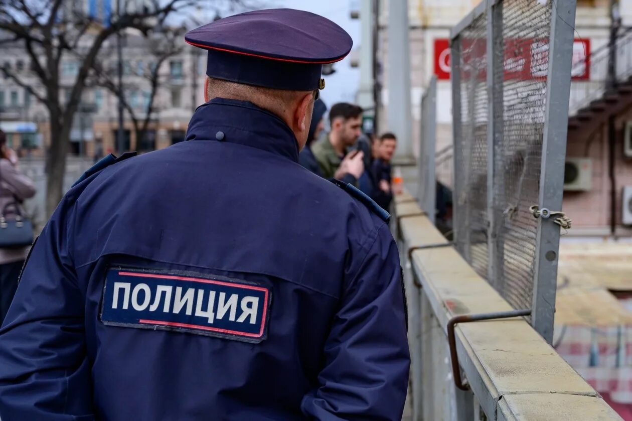 Транспортная полиция. Оскорбление полицейского. Форма полиции на транспорте. Полиция в поезде. Наряд сопровождения полиции.