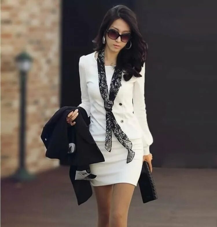 Образы с черным удлиненным жакетом. Жакет гусиная лапка. Образы с белым пиджаком. Что носить с черно белым пиджаком. Стильные офисные образы.