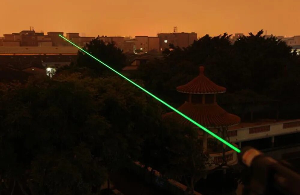 Вижу лазер. Зеленая лазерная указка green laser pointer 5000 mw. лазерная указка 303 зеленая фокусирование. лазерная указка 303 синий луч. лазер yyc-303.