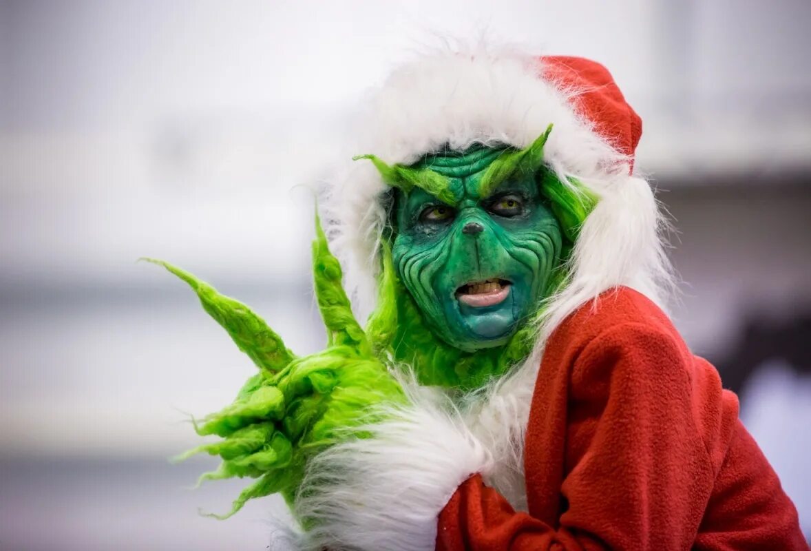 Гринч - похититель рождества. Гринч - похититель рождества. Гринч похититель рождества джим керри. Гринч - похититель рождества. Новогодний зеленый персонаж.