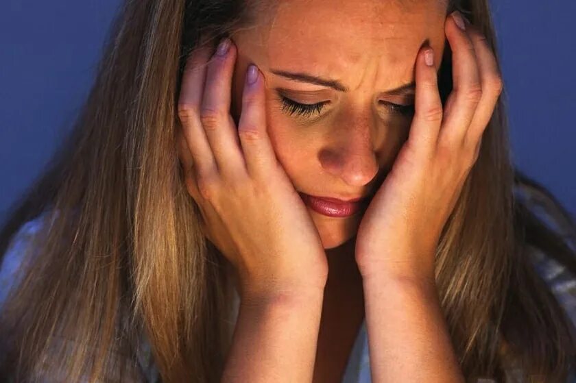 Women in sorrow. Чувство апатии. Парень в отчаянии. Зыбкое чувство. Горе эмоция.