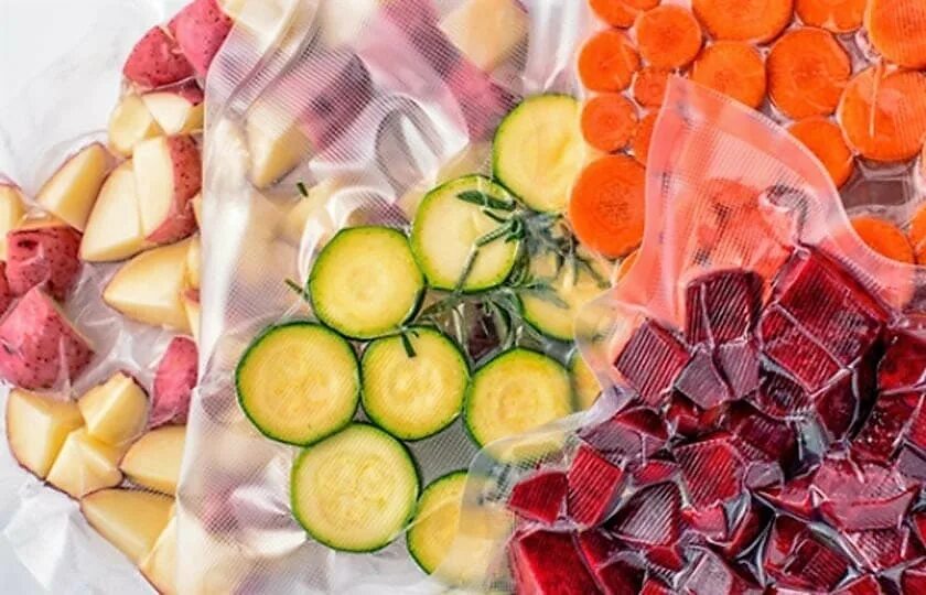 Ягоды в вакуумной упаковке. Фасовка рыбы в вакуумную упаковку. Пакеты для заморозки мяса. Заморозка в вакуумной упаковке. Вакуумная упаковка продуктов.