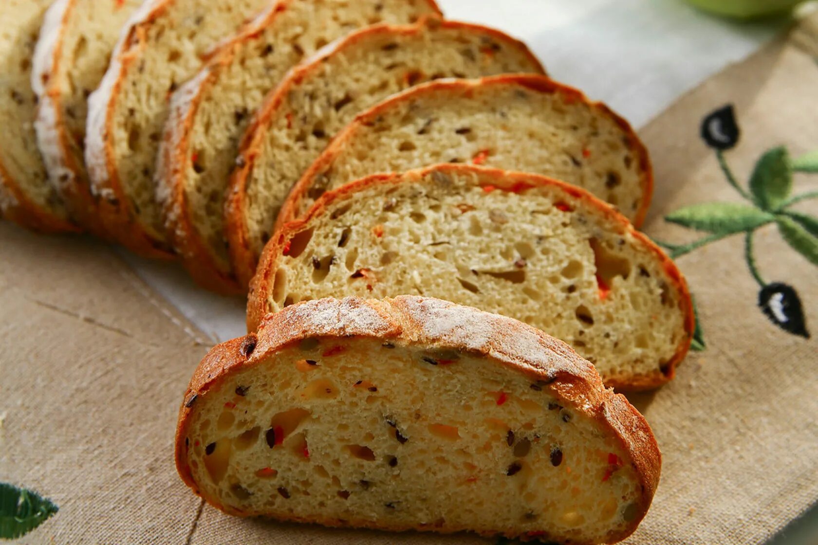 Чиабатта. Хлеб чеббато. Итальянский хлеб чиабатта. Смешанный хлеб с пряностями. Рецепт хлеба батон