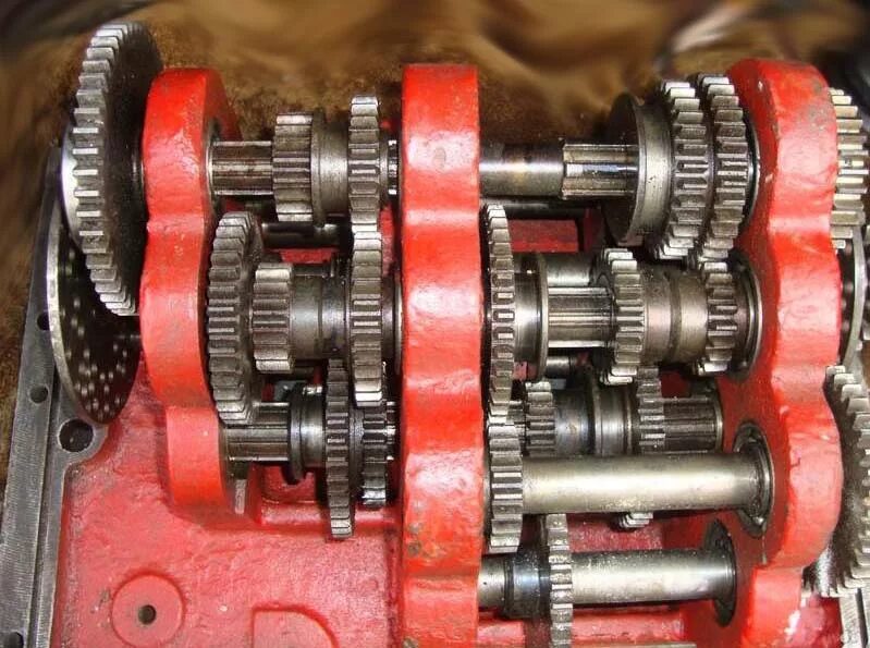 спортсмен бежит. кривошипно шатунный механизм формулы скоростей. настройка точки смены инструмента. тело в движении. ускоренные ходы.