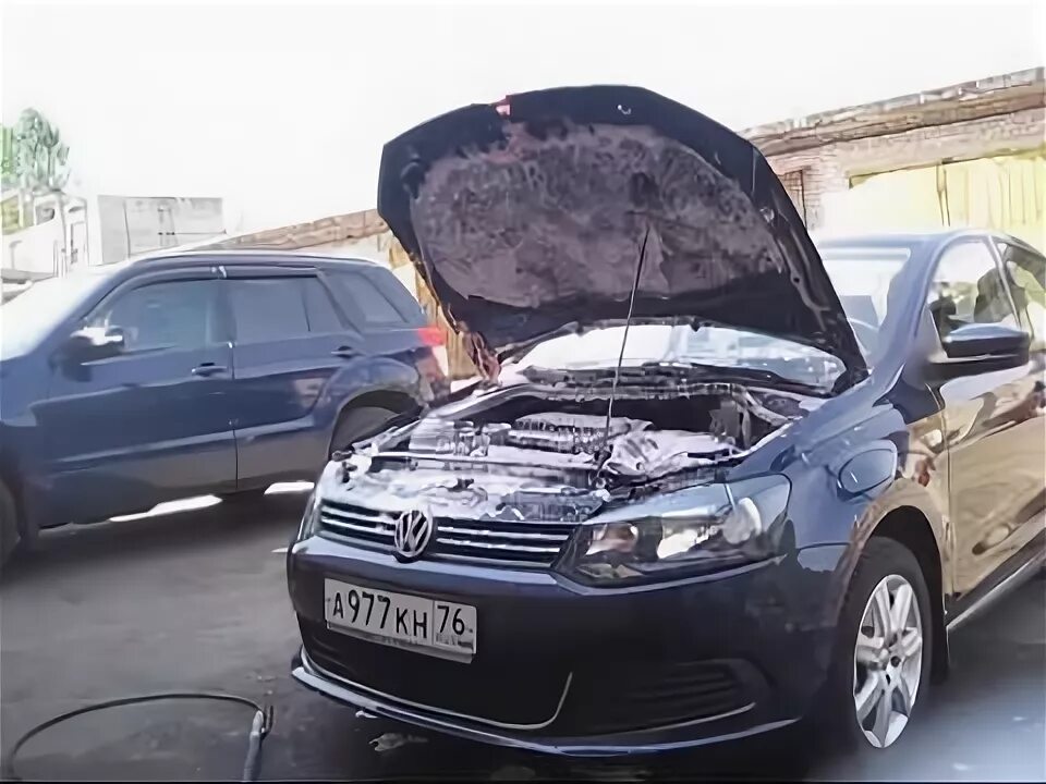 Капот поло седан. Газовые упоры капота volkswagen polo. Открытие капота фольксваген поло. Замок капота кадди 3. Открытие капота фольксваген поло.