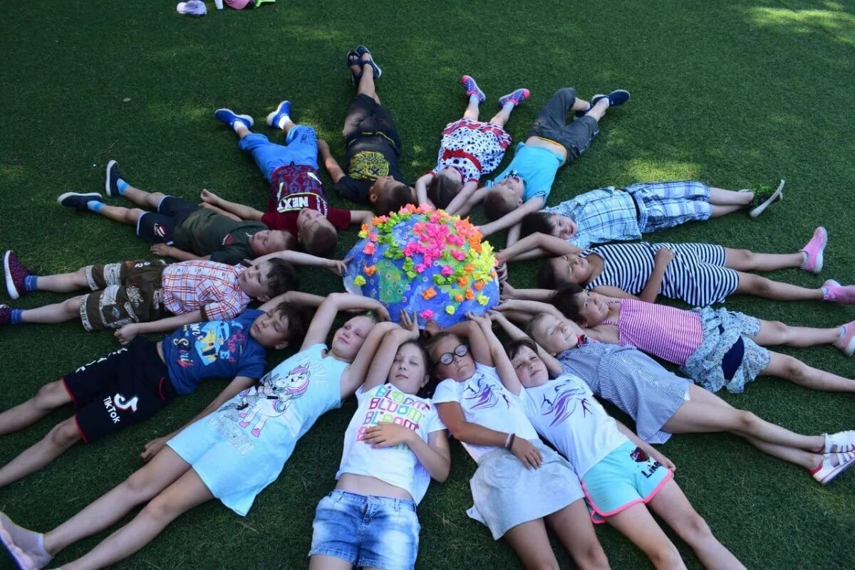 Лагерь устроили на. Лагерь большое приключение в карелии. Дворовый вожатый. Дворовой лагерь. Лагерь созвездие заинск.