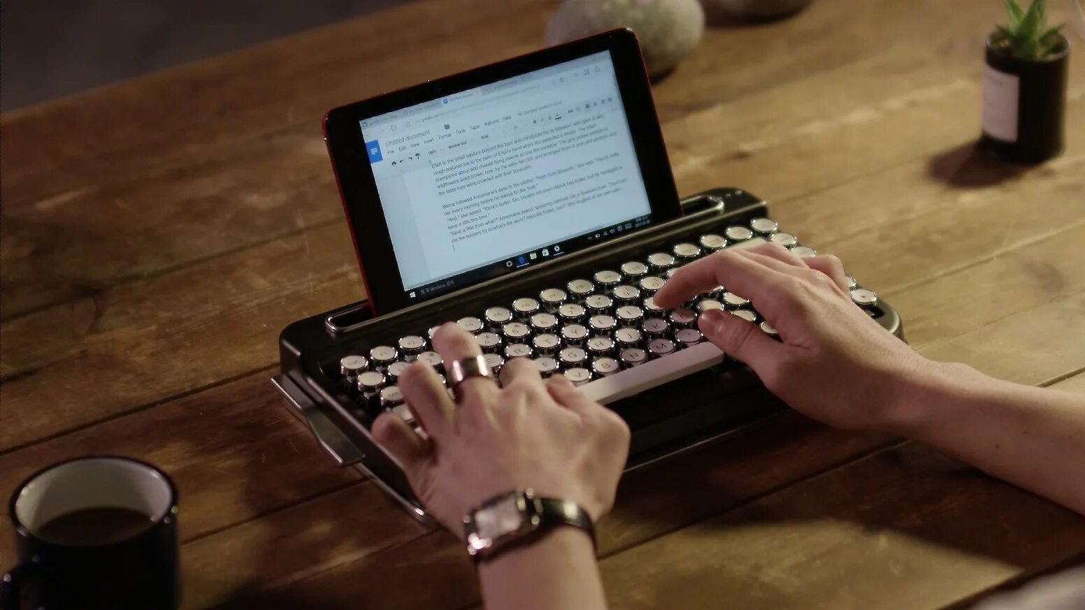 Руки на клавиатуре. Набор текста. Ноутбук руки. Клавиатура с монитором.