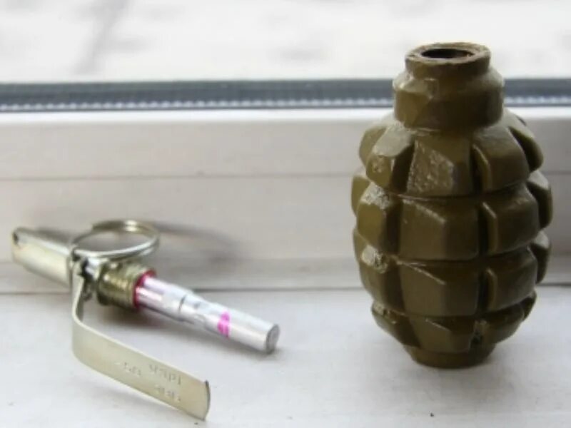 Граната ф1 рул 34. Прикольные гранаты. Шутки про гранаты. Граната ф1 взрыв. Прикольные плакаты.