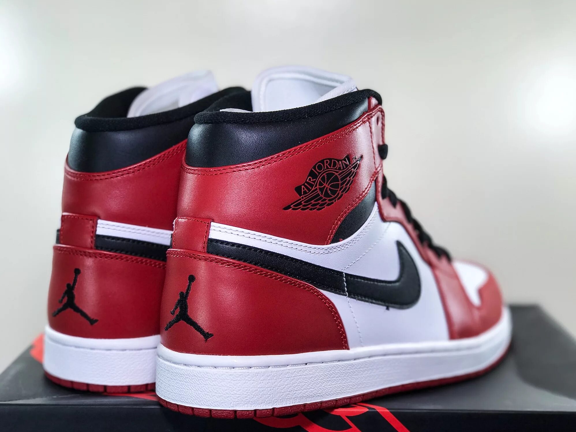 Джорданы лов. Air Jordan 1. Nike Air Jordan 1 High Chicago. Air Jordan 1 Retro. Air Jordan 1 Retro Chicago.